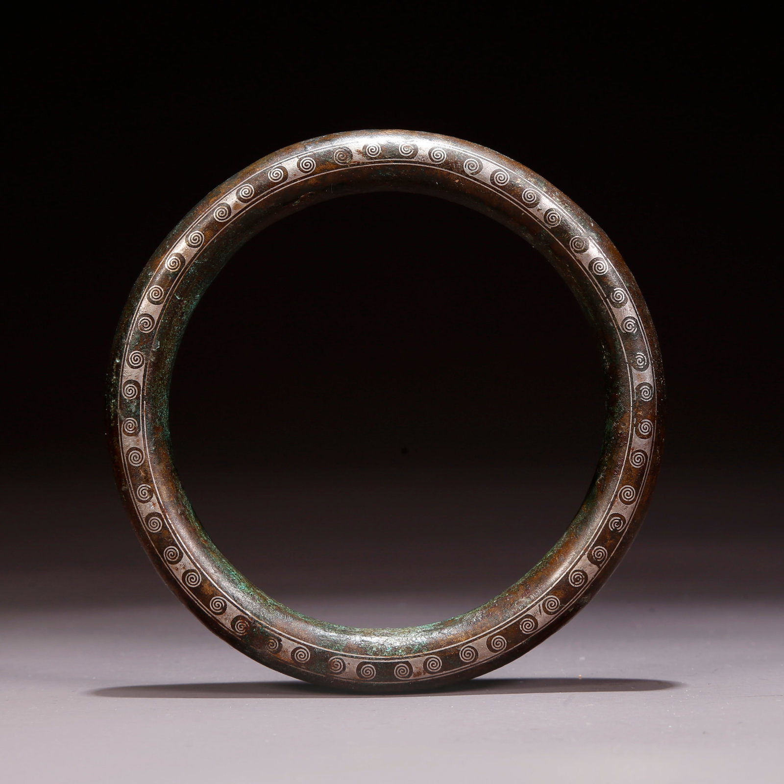 A SILVER-INLAID BRONZE BRACELET: Silver-Inlaid Bronze Bracelet