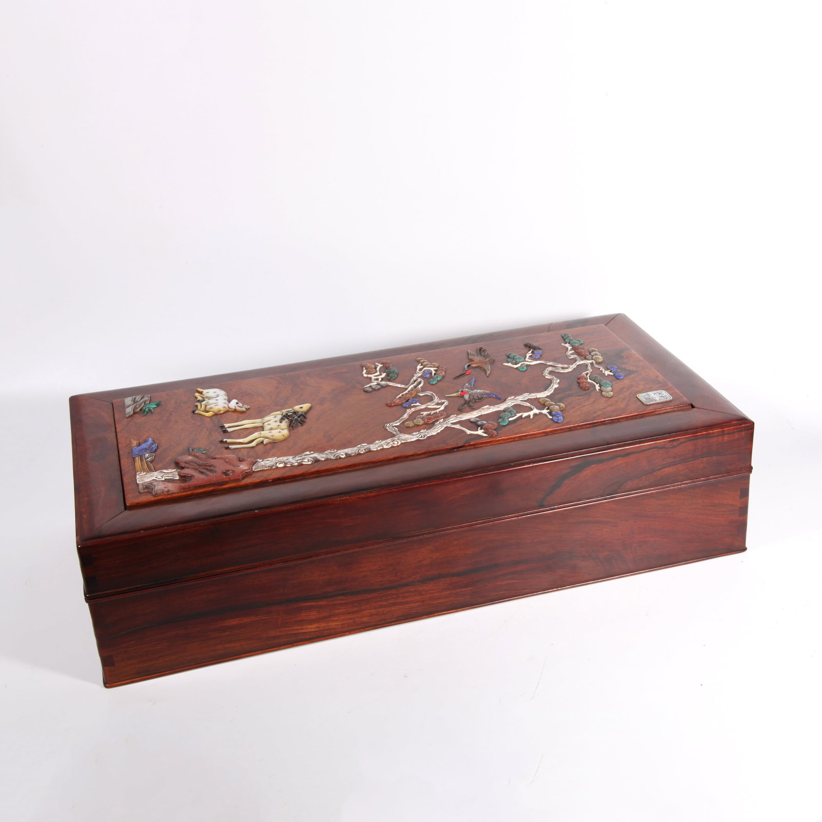 A RED WOOD COVERED BOX WITH HUNDRED-TREASURE INLAY: Red wood covered box with hundred-treasure inlay