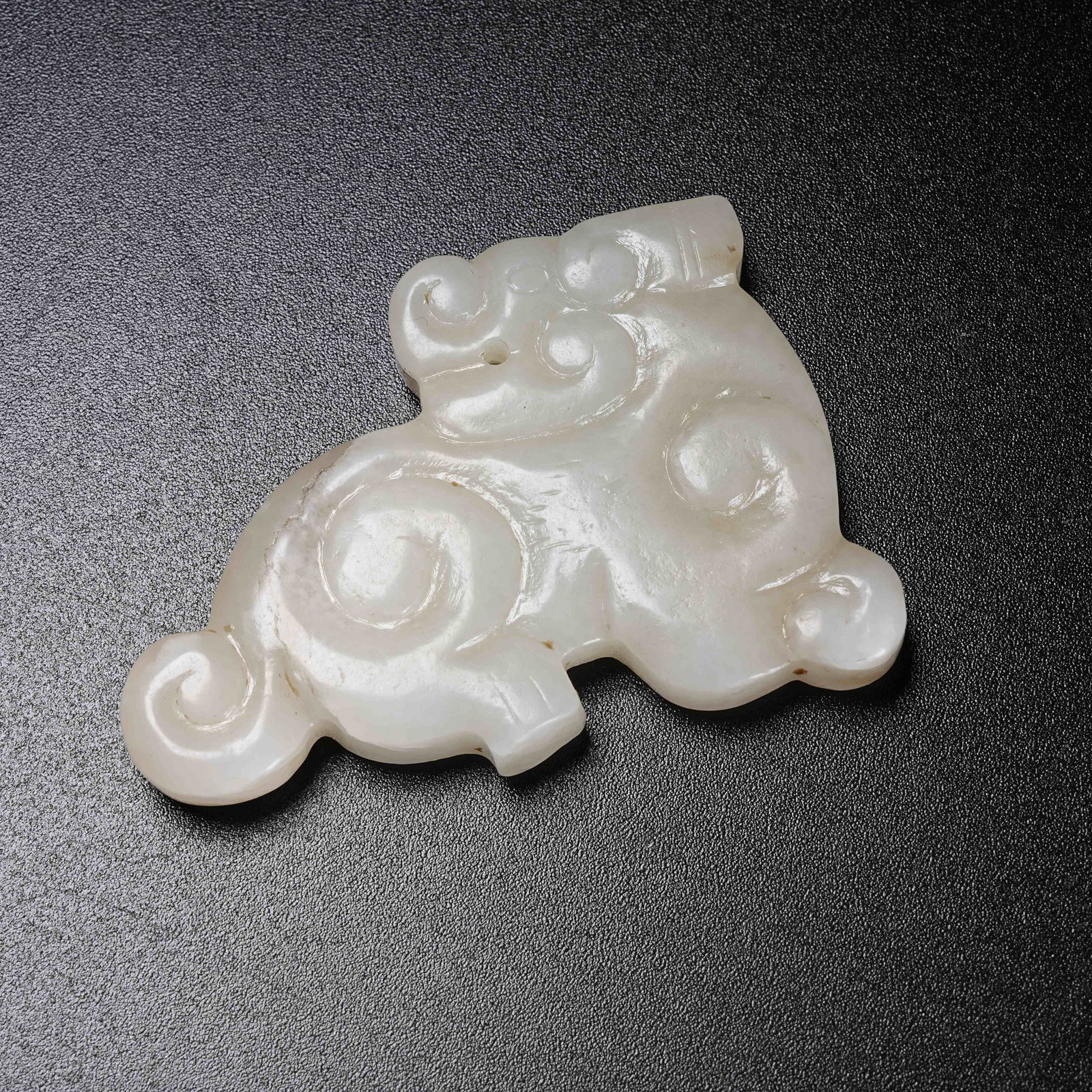 A HETIAN JADE HOOKED CLOUD PENDANT - 9