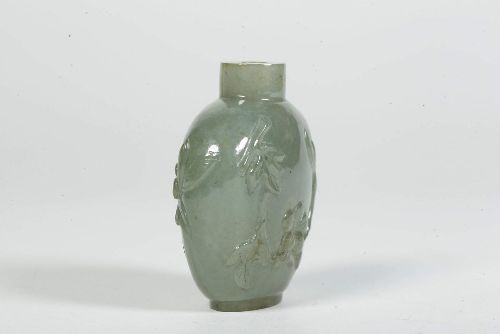 A JADEITE SNUFF BOTTLE WITH FLOWER PATTERN - 2