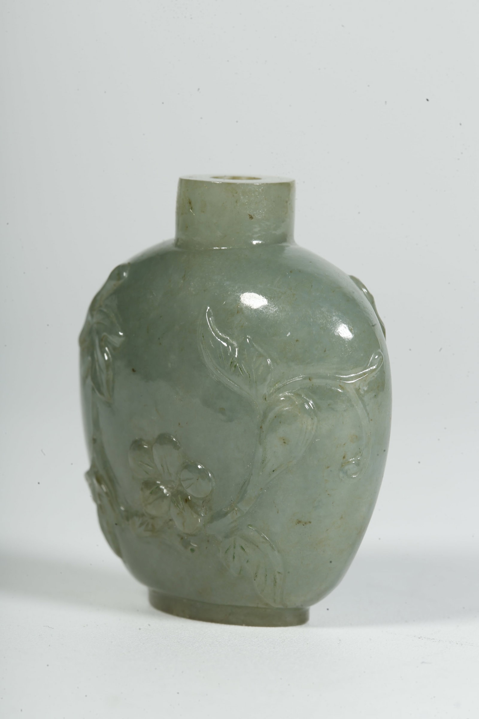 A JADEITE SNUFF BOTTLE WITH FLOWER PATTERN - 3