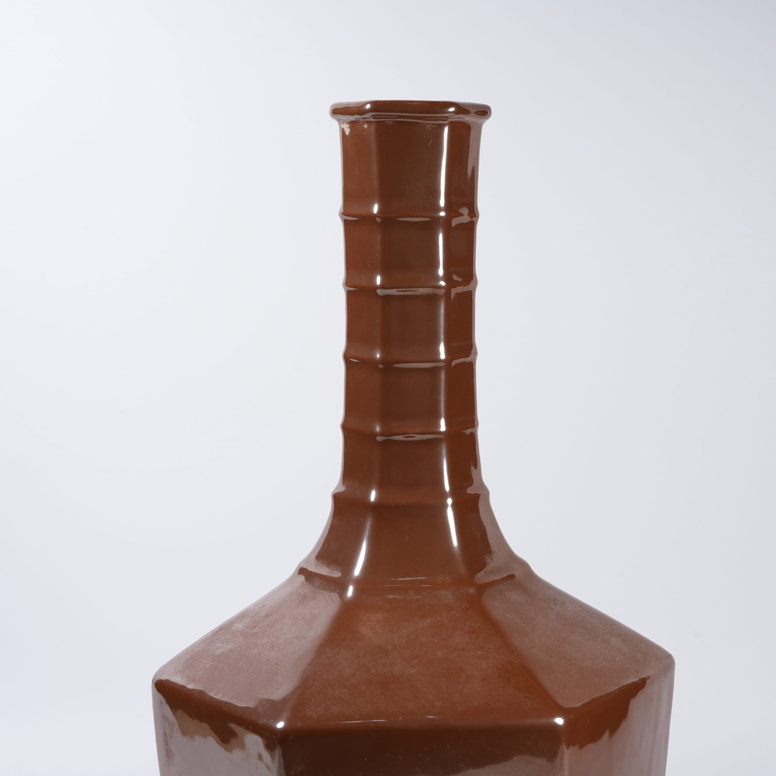 A PURPLE GOLD GLAZE HEXAGONAL VASE WITH STRING PATTERN - 2