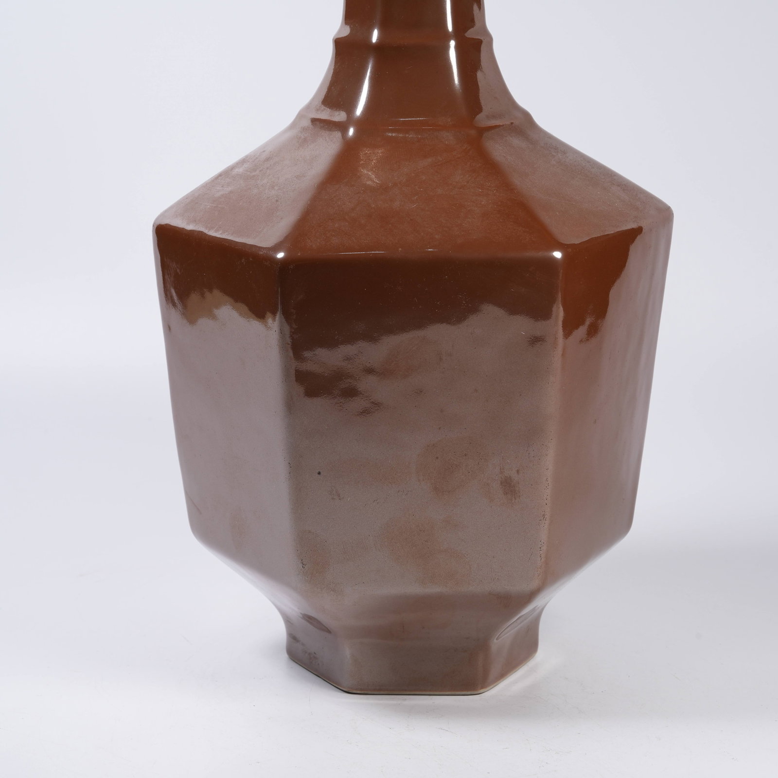 A PURPLE GOLD GLAZE HEXAGONAL VASE WITH STRING PATTERN - 3