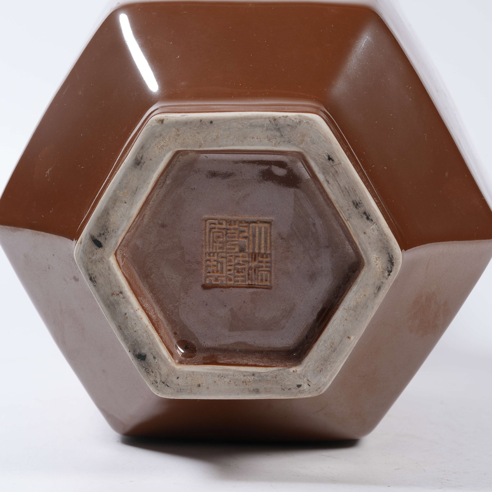 A PURPLE GOLD GLAZE HEXAGONAL VASE WITH STRING PATTERN - 9