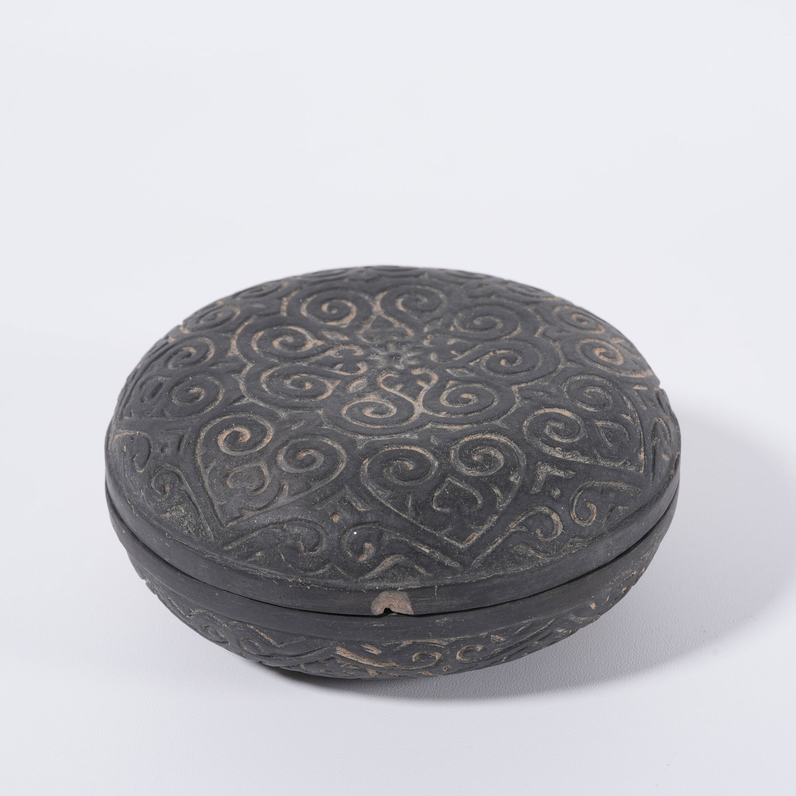 A BLACK POTTERY COVERED BOX: Black pottery covered box