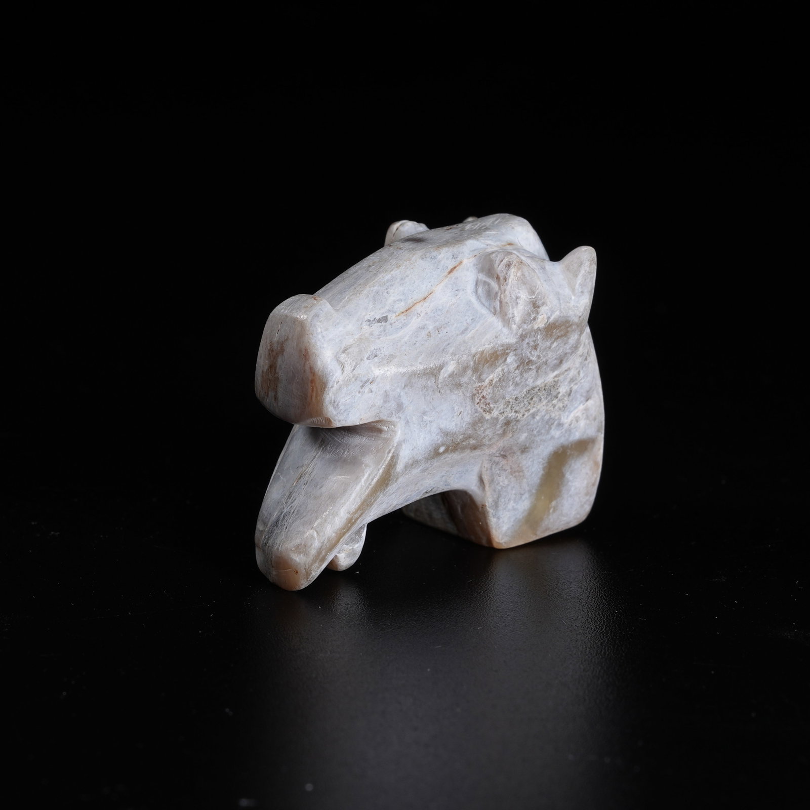 A ARCHAIC JADE HORSE HEAD PENDANT (1 of 8)