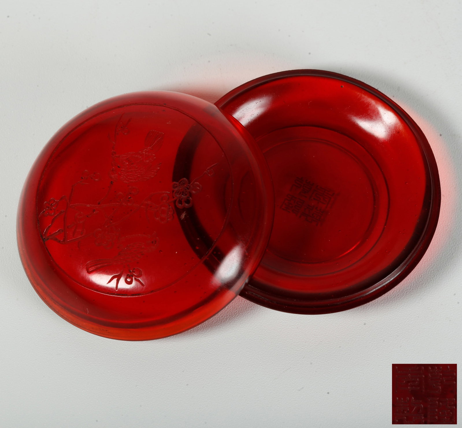 A GLASS COVERED BOX WITH MAGPIE-ON-PLUM-BRANCH MOTIF: Glass covered box with magpie-on-plum-branch motif