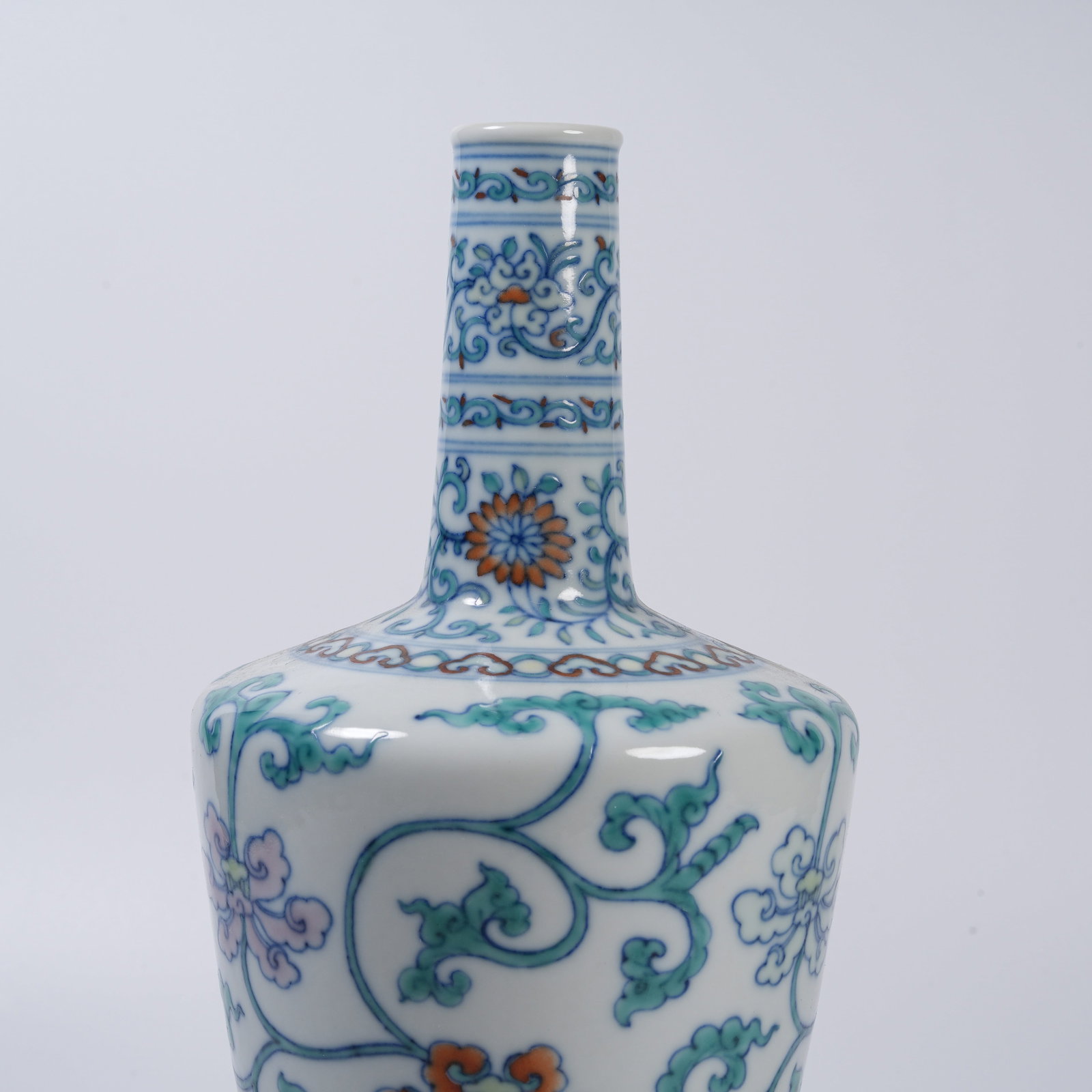 A DOUCAI VASE WITH INTERLOCKING FLORAL PATTERN - 2