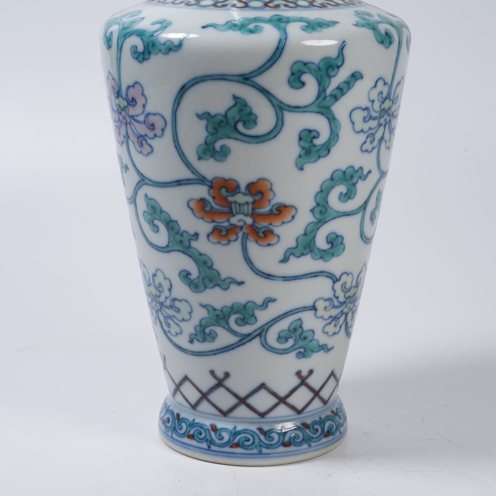 A DOUCAI VASE WITH INTERLOCKING FLORAL PATTERN - 3