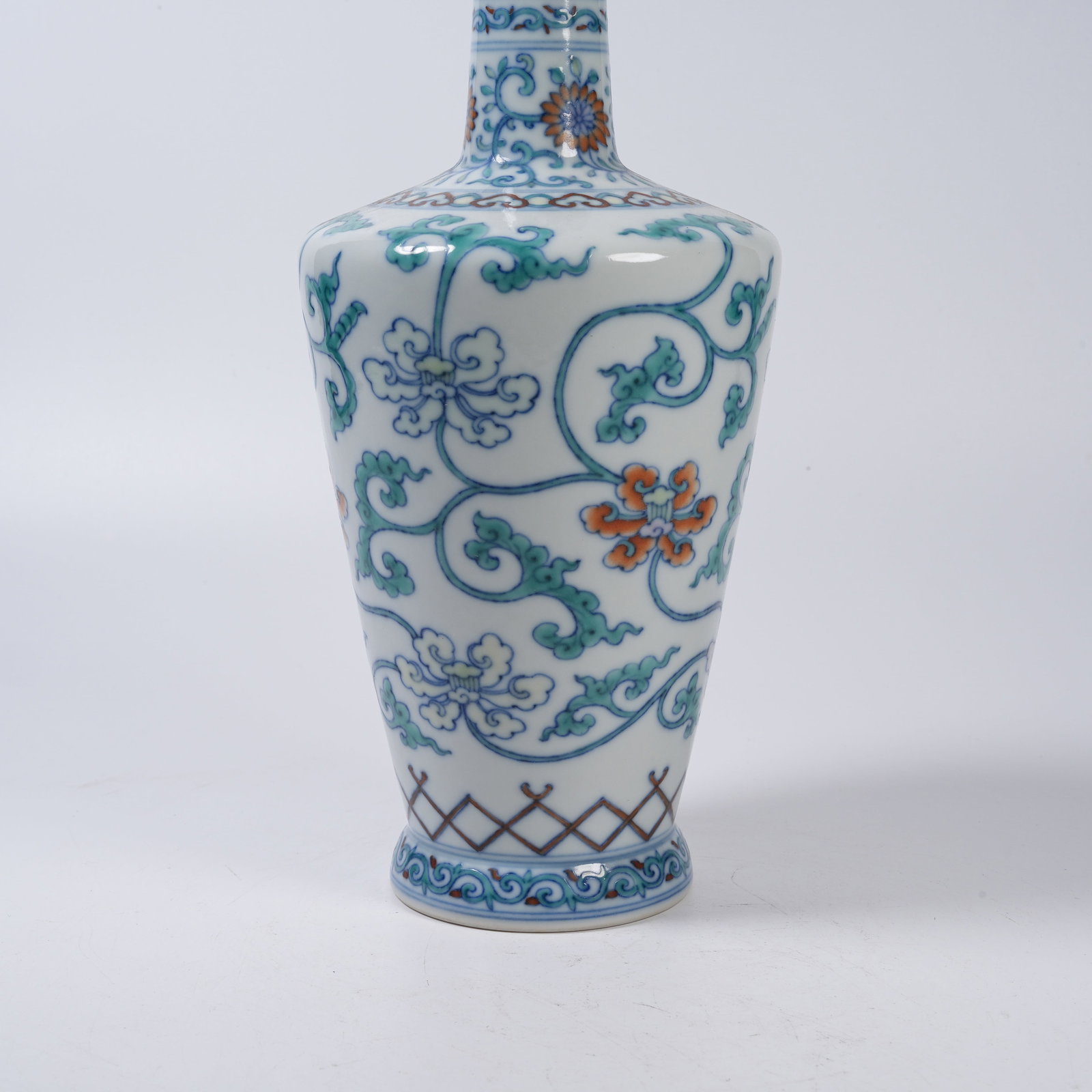 A DOUCAI VASE WITH INTERLOCKING FLORAL PATTERN - 4