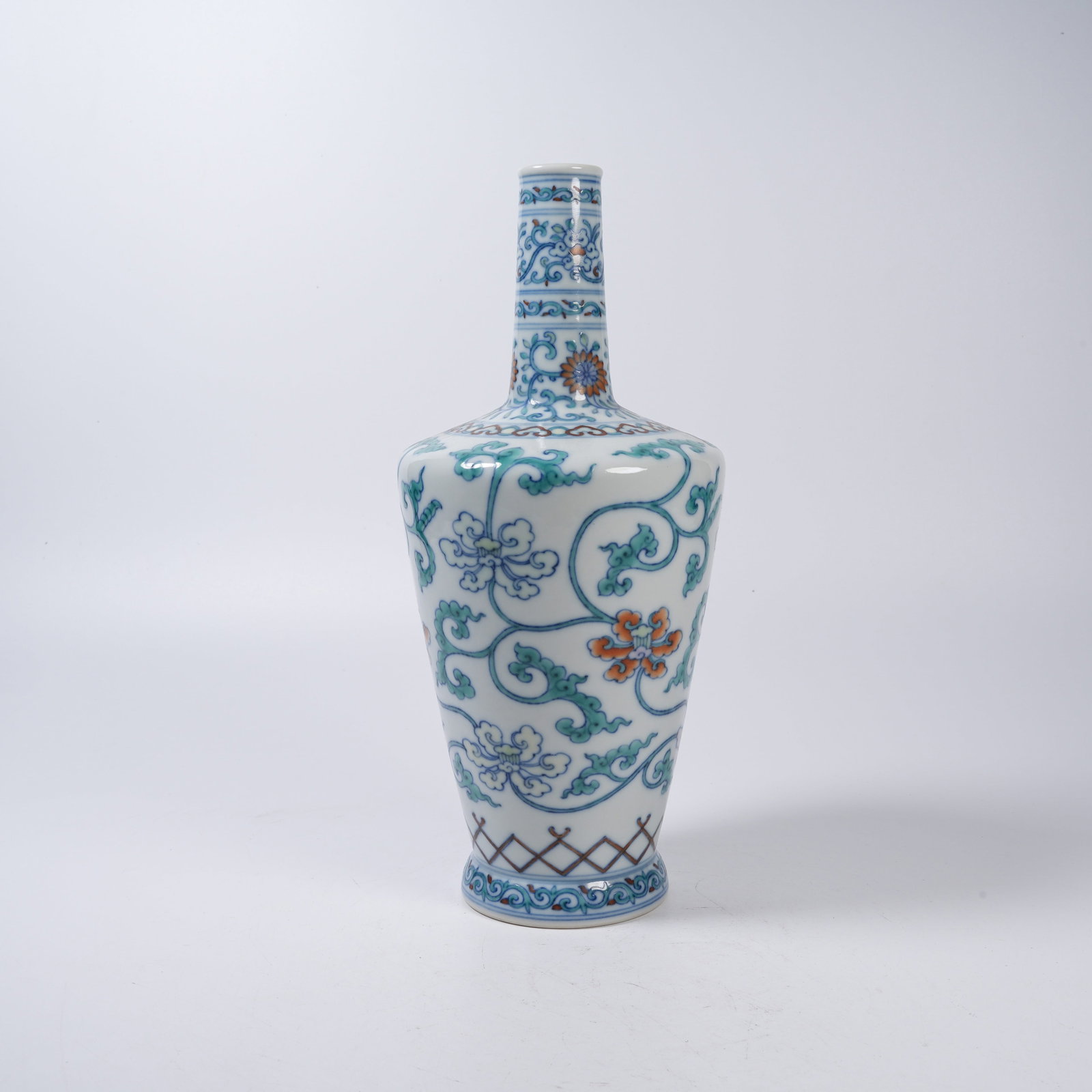 A DOUCAI VASE WITH INTERLOCKING FLORAL PATTERN - 5