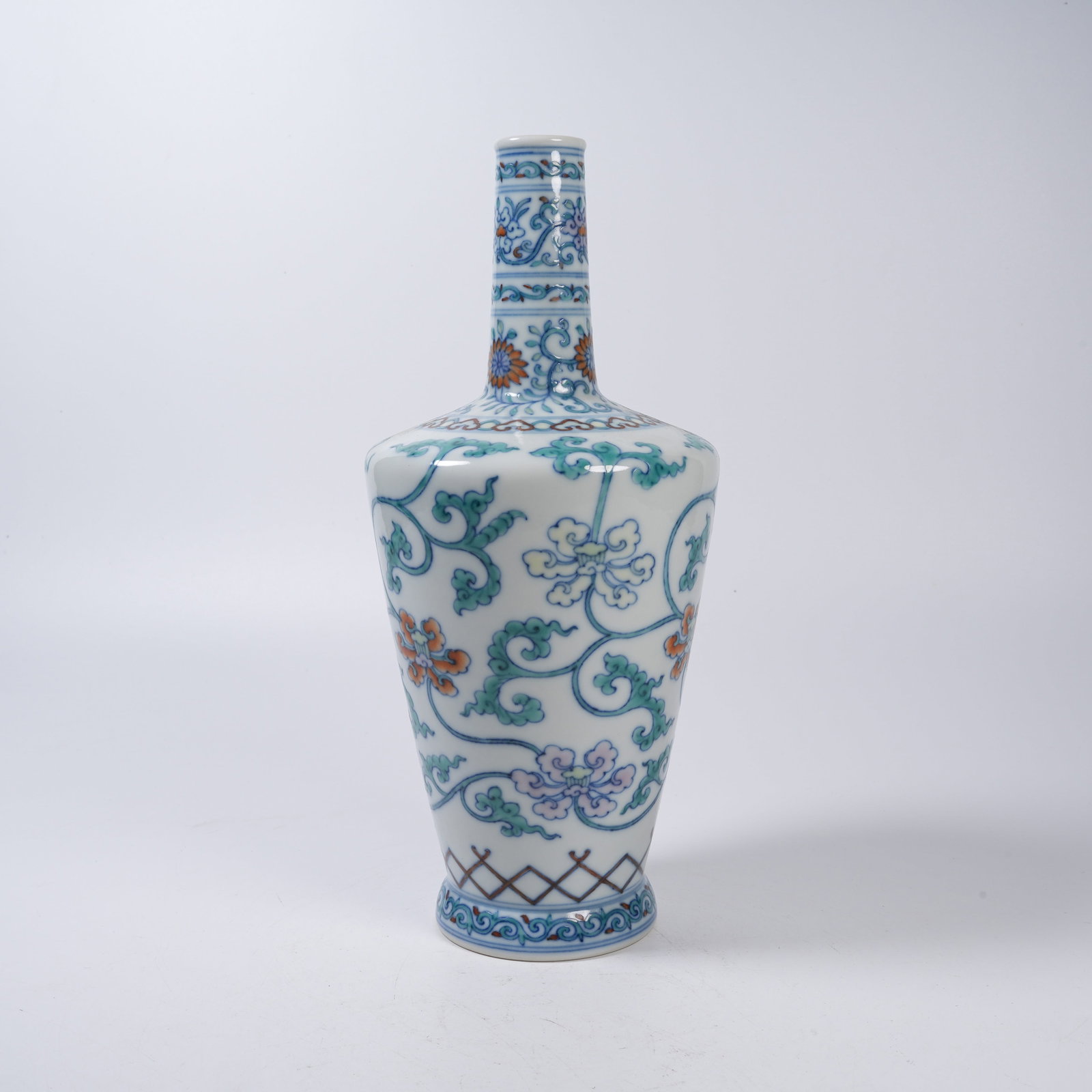 A DOUCAI VASE WITH INTERLOCKING FLORAL PATTERN - 6