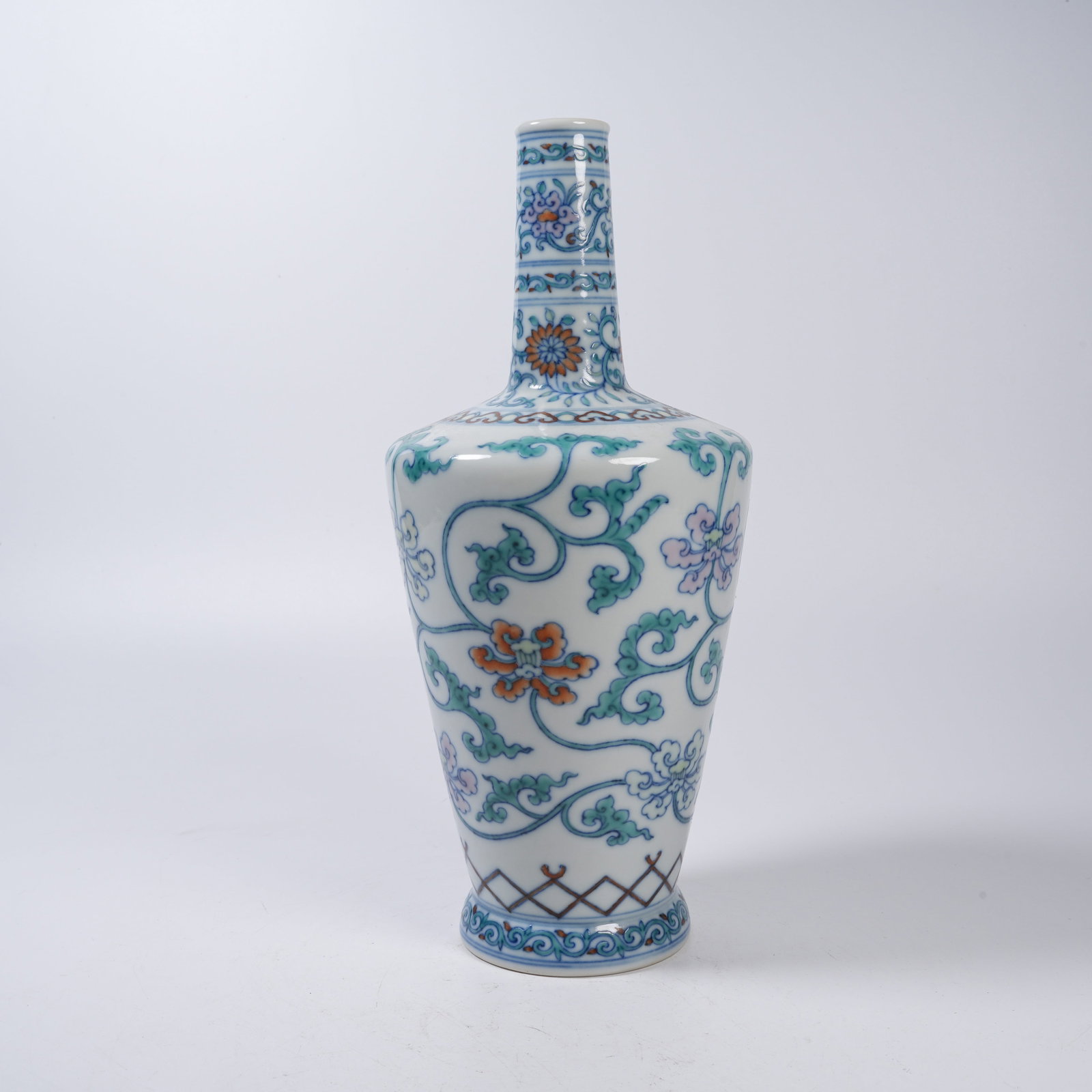A DOUCAI VASE WITH INTERLOCKING FLORAL PATTERN - 7