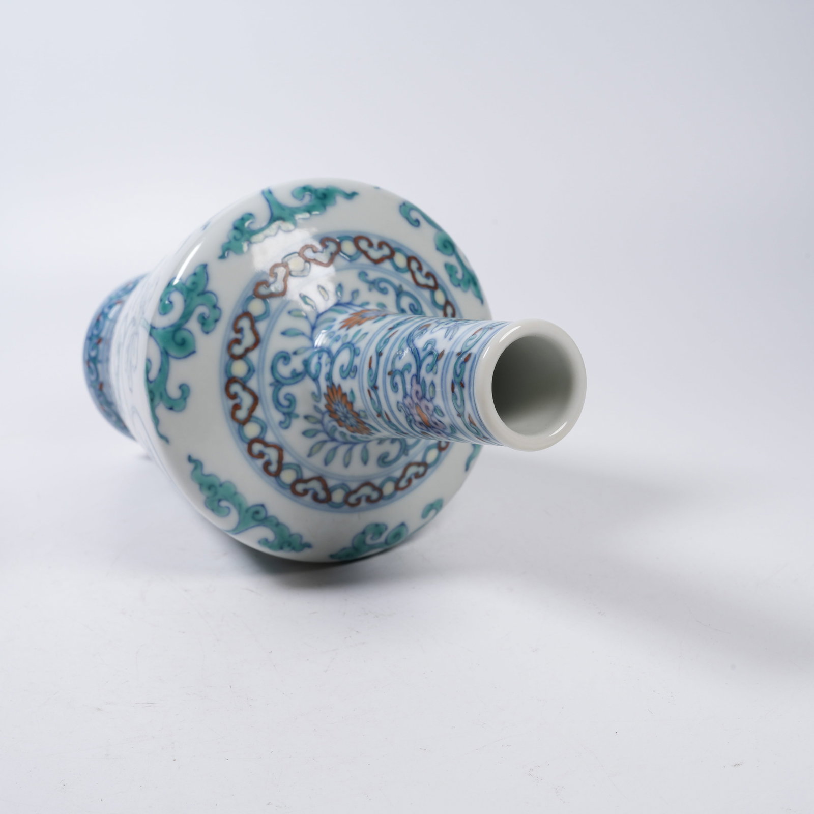 A DOUCAI VASE WITH INTERLOCKING FLORAL PATTERN - 8