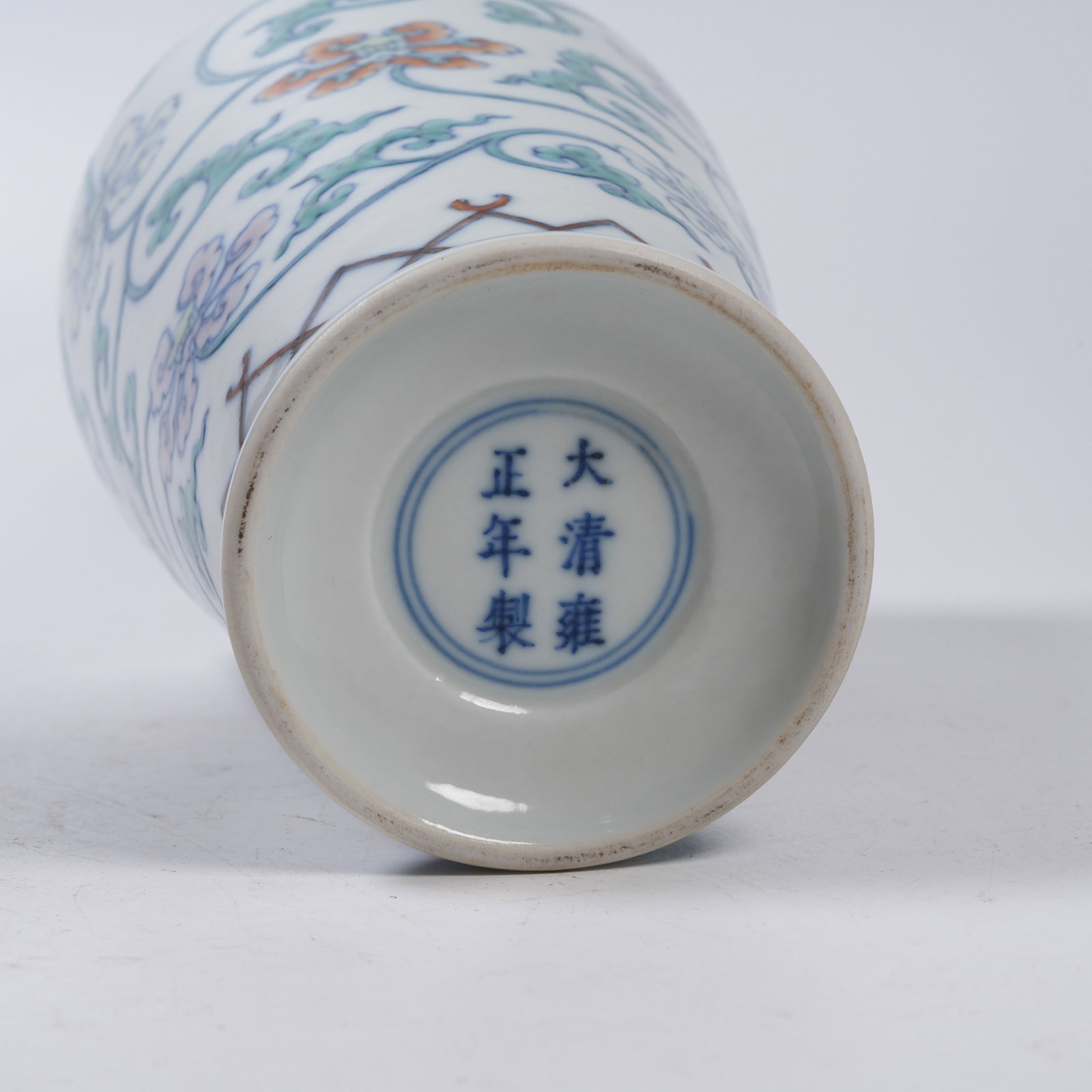 A DOUCAI VASE WITH INTERLOCKING FLORAL PATTERN - 9