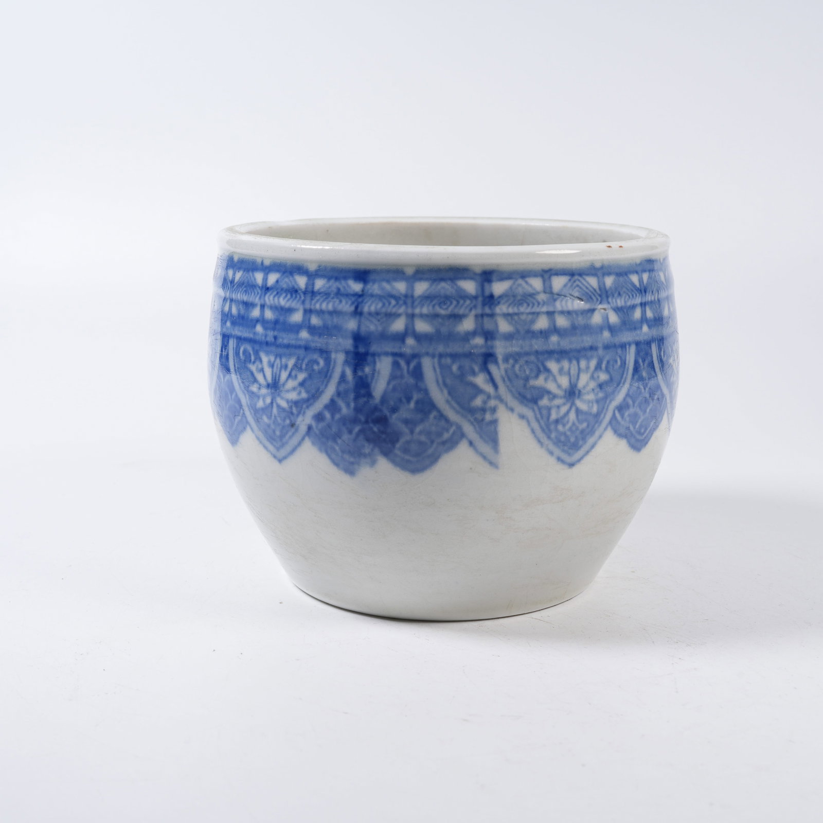 A BLUE AND WHITE TABLE CYLINDER WITH FLORAL PATTERN: Blue and White Table Cylinder with Floral Pattern