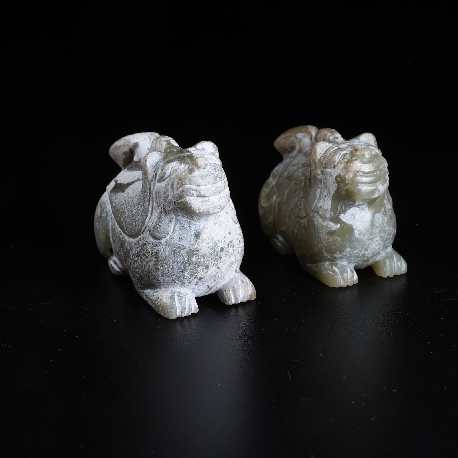 A SET OF ARCHAIC JADE BEAST ORNAMENTS: Set of Archaic Jade Beast Ornaments