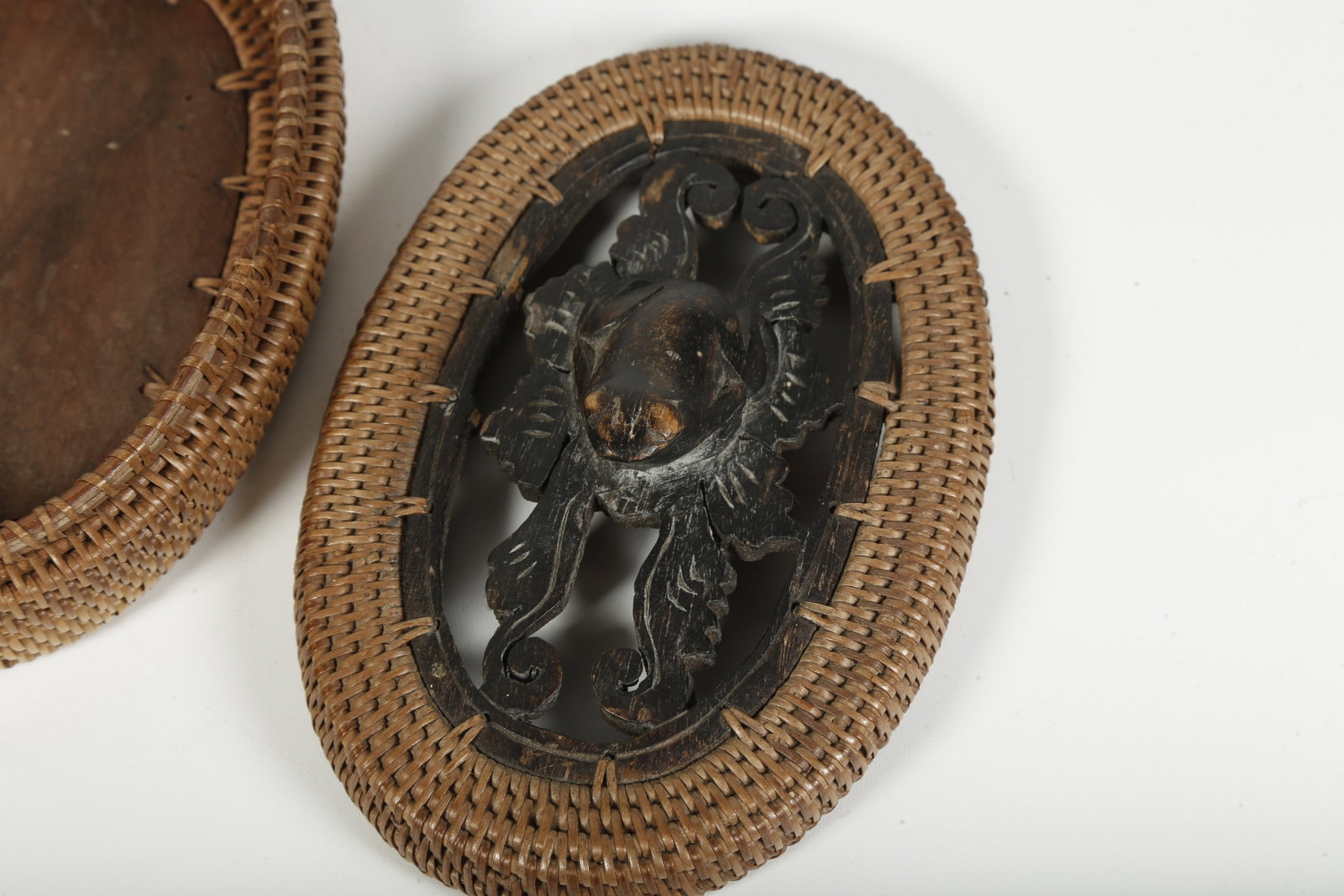 A BAMBOO-WOVEN COVERED BOX - 3