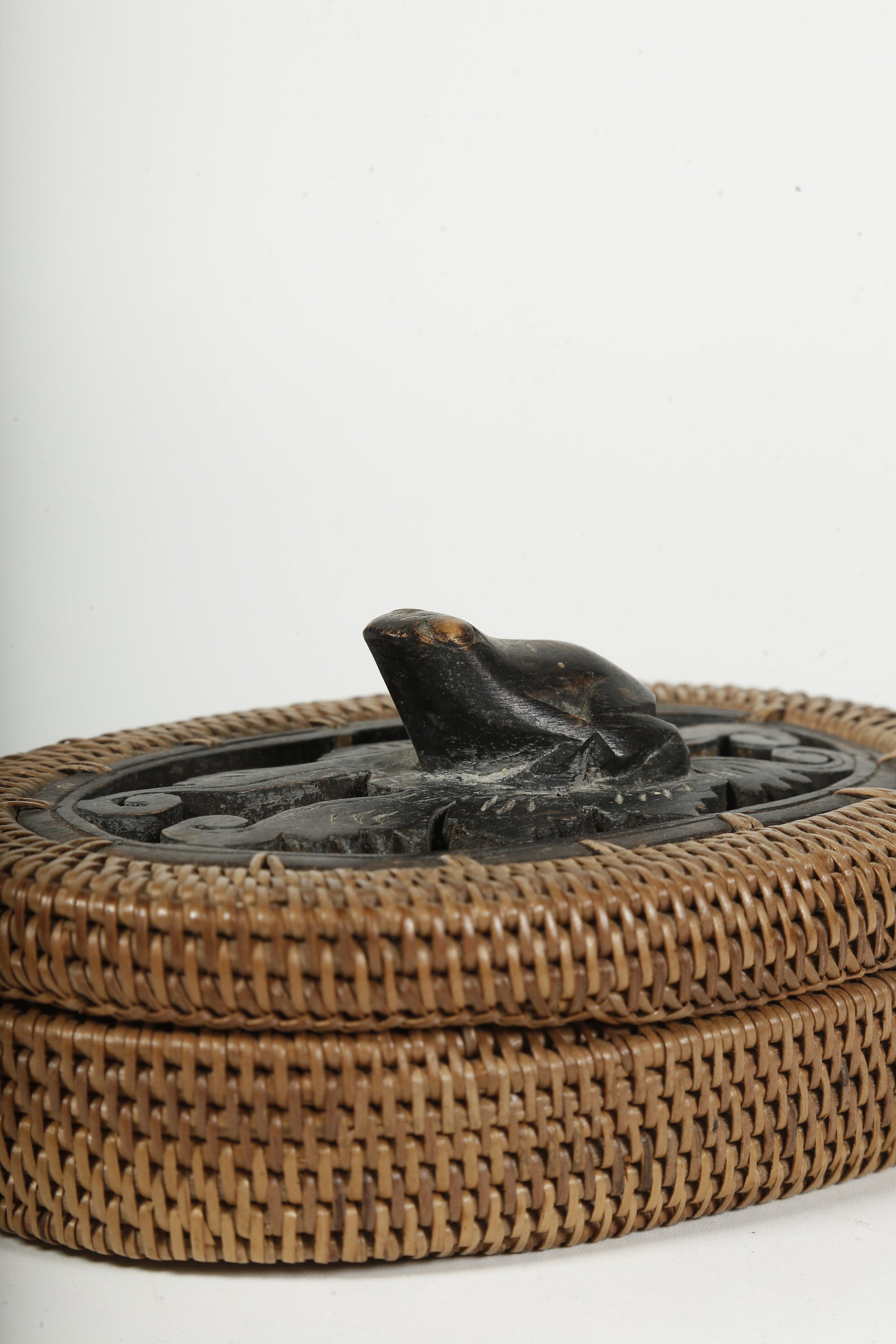A BAMBOO-WOVEN COVERED BOX - 4