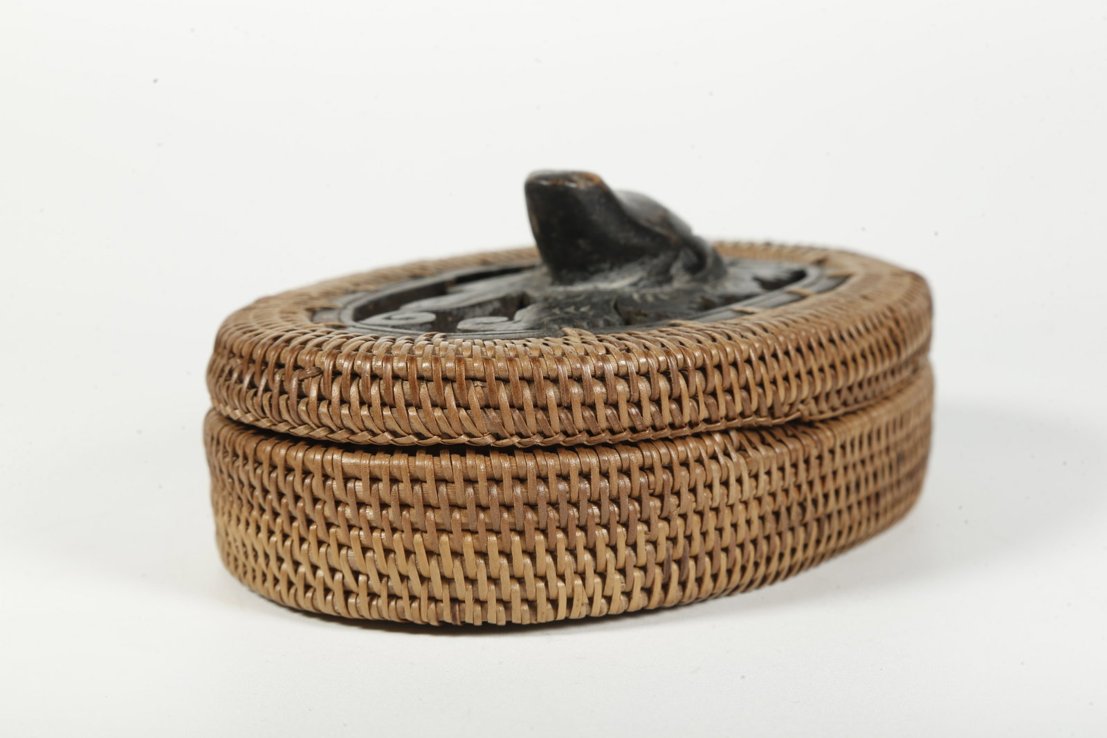 A BAMBOO-WOVEN COVERED BOX - 5