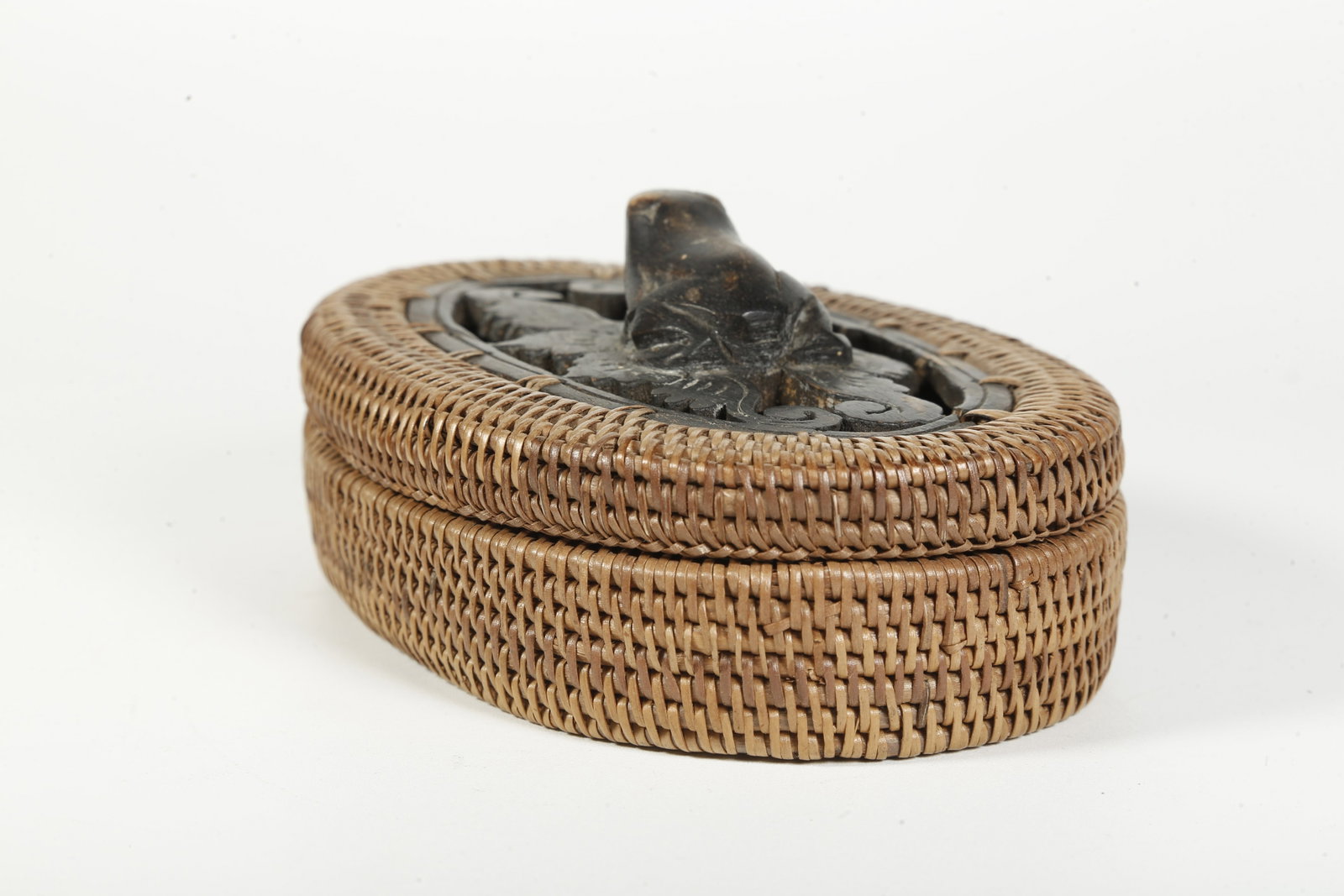 A BAMBOO-WOVEN COVERED BOX - 6