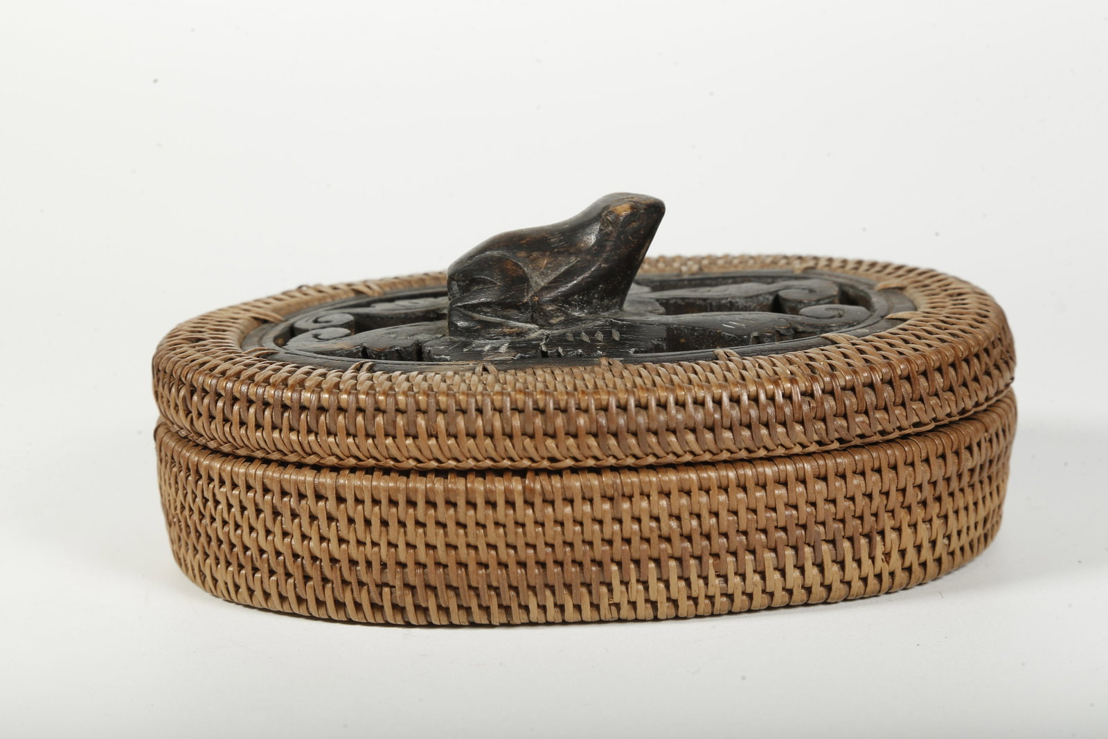 A BAMBOO-WOVEN COVERED BOX - 7