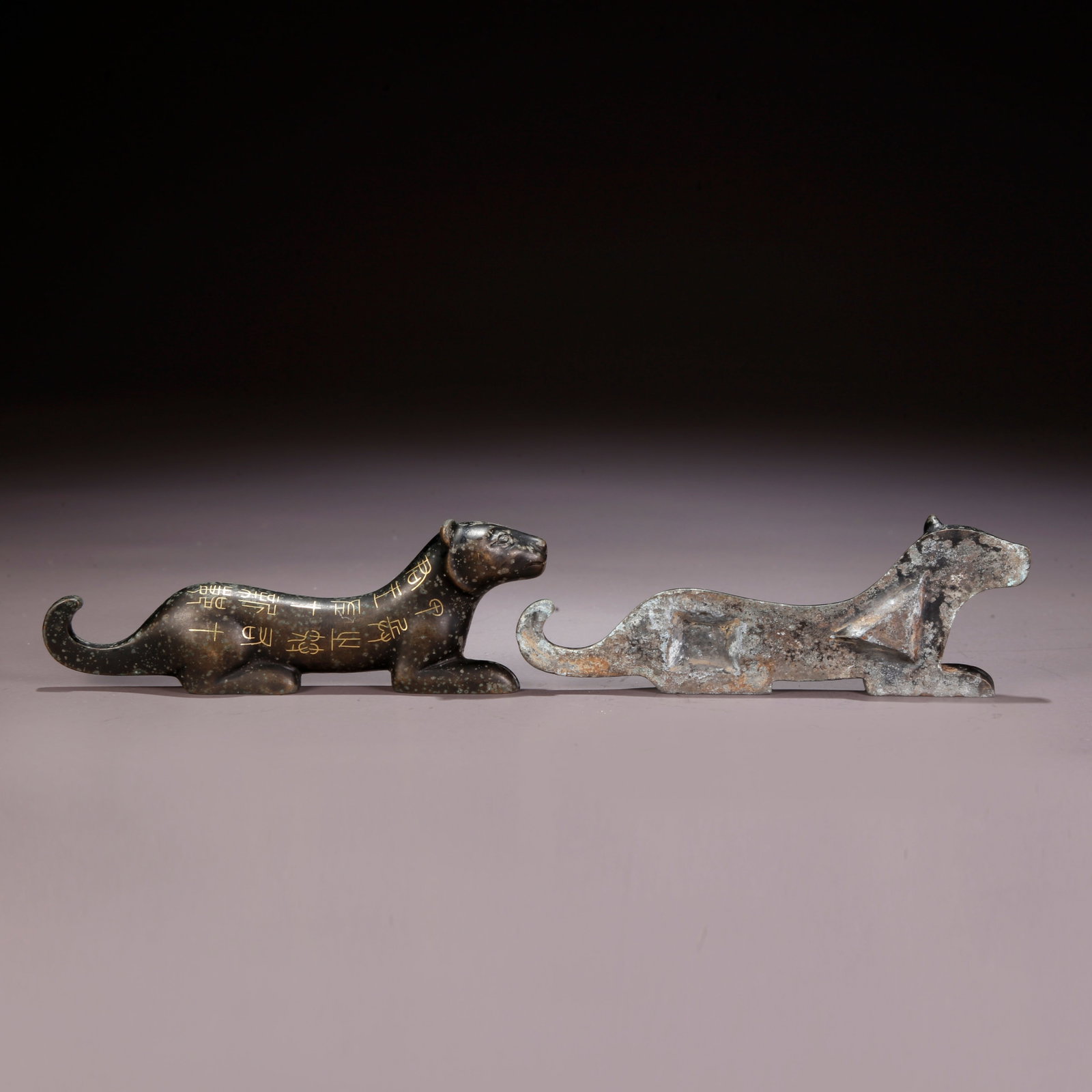 A GILT-INLAID BRONZE TIGER TALISMAN: Gilt-Inlaid Bronze Tiger Talisman