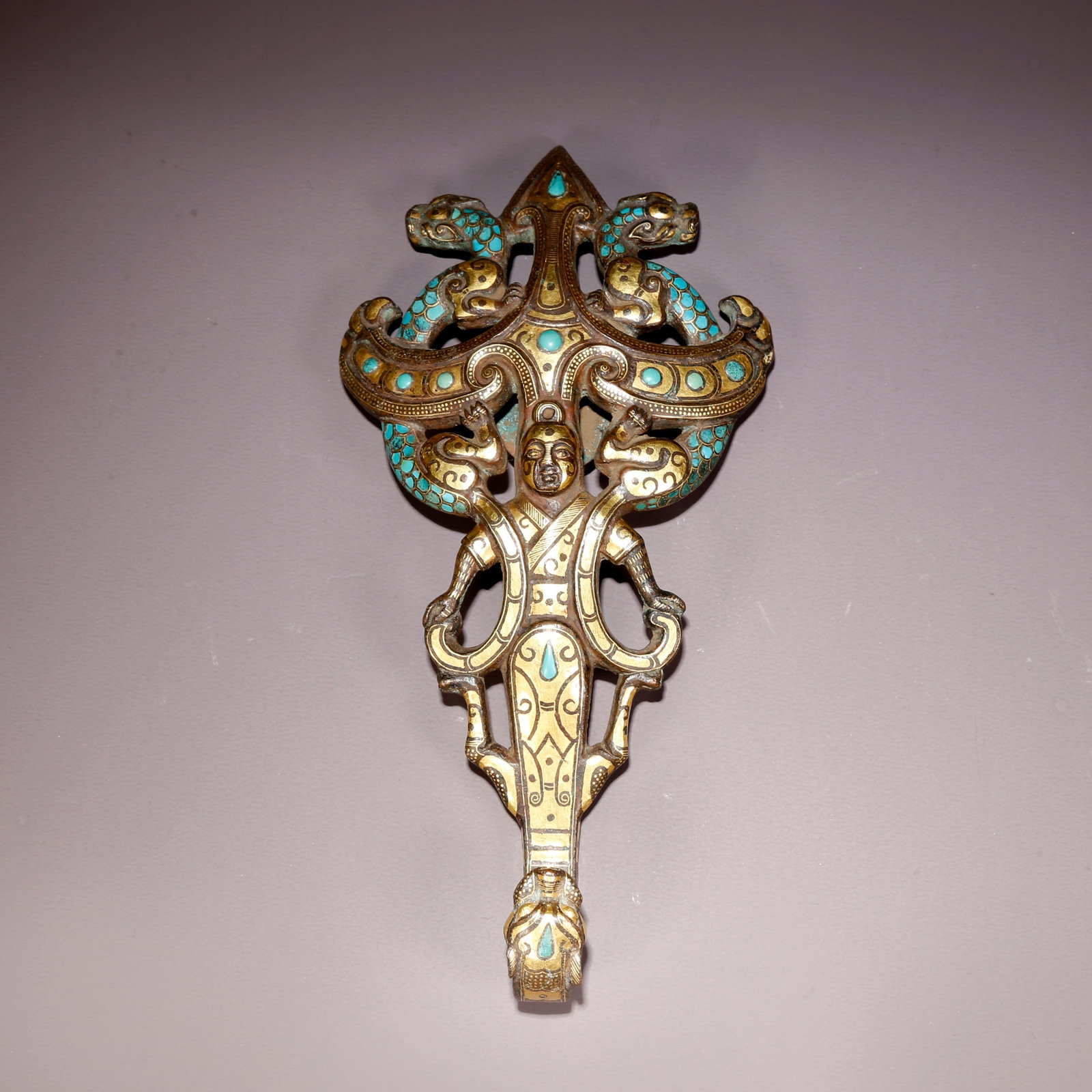 A GILT-INLAID BRONZE DRAGON BELT HOOK: Gilt-Inlaid Bronze Dragon Belt Hook