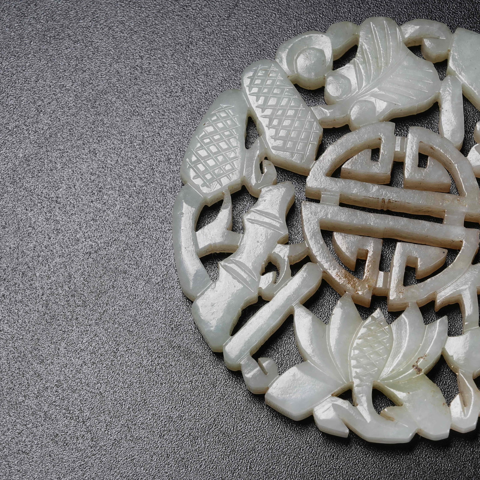 A HETIAN JADE LONGEVITY PATTERN PENDANT - 2