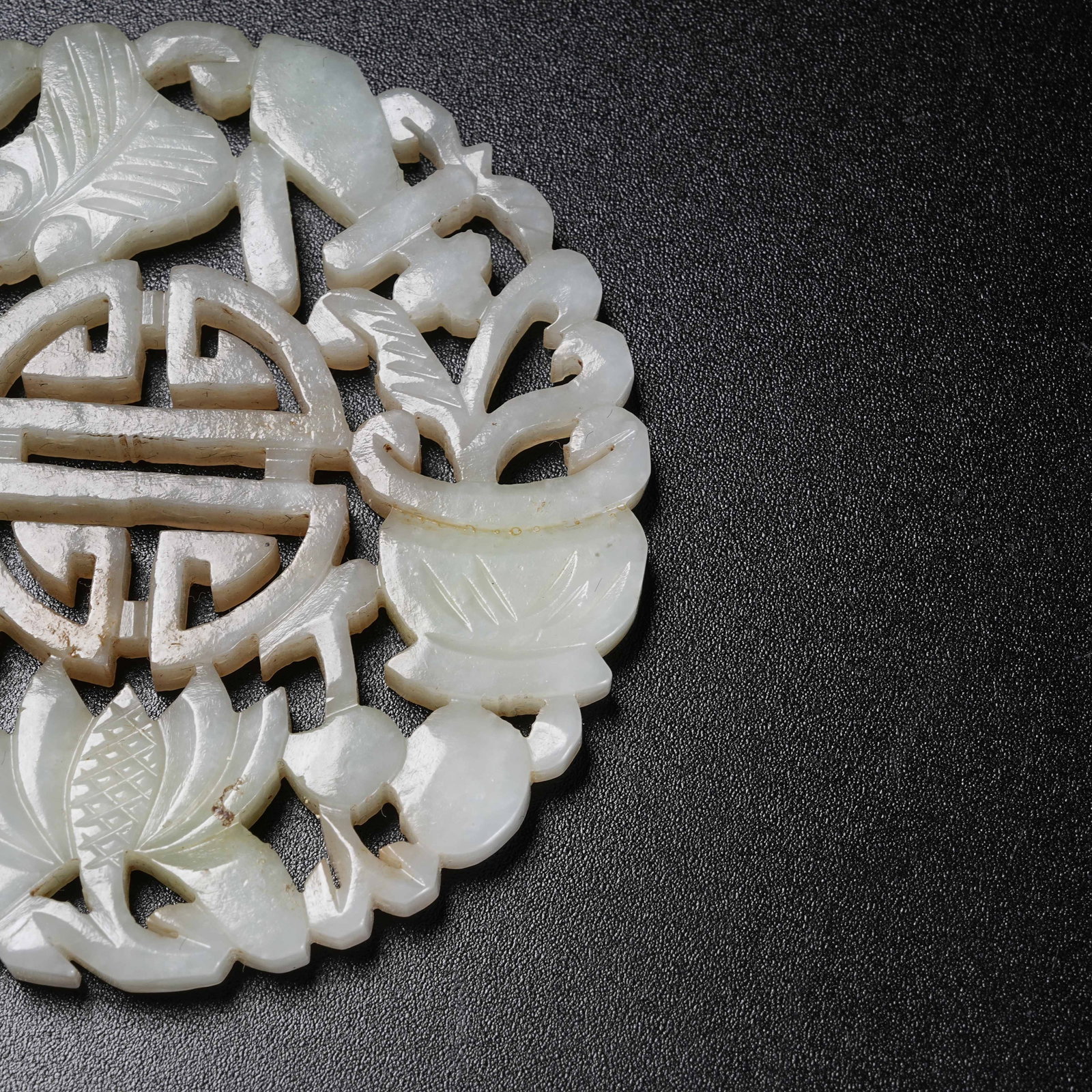 A HETIAN JADE LONGEVITY PATTERN PENDANT - 3