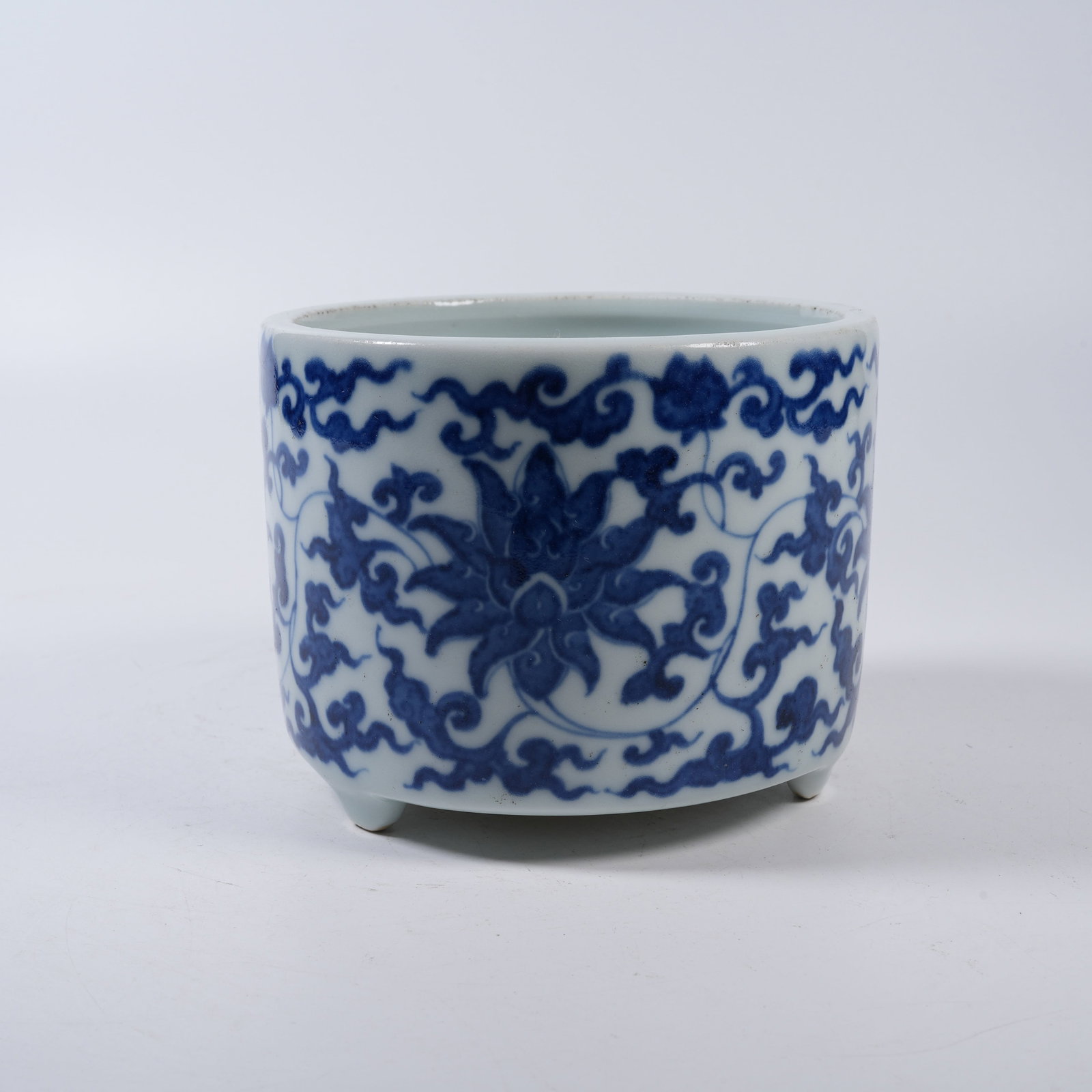 A BLUE AND WHITE GE-TYPE CENSER WITH INTERLOCKING FLORAL PATTERN: Blue and White Ge-type Censer with Interlocking Floral Pattern