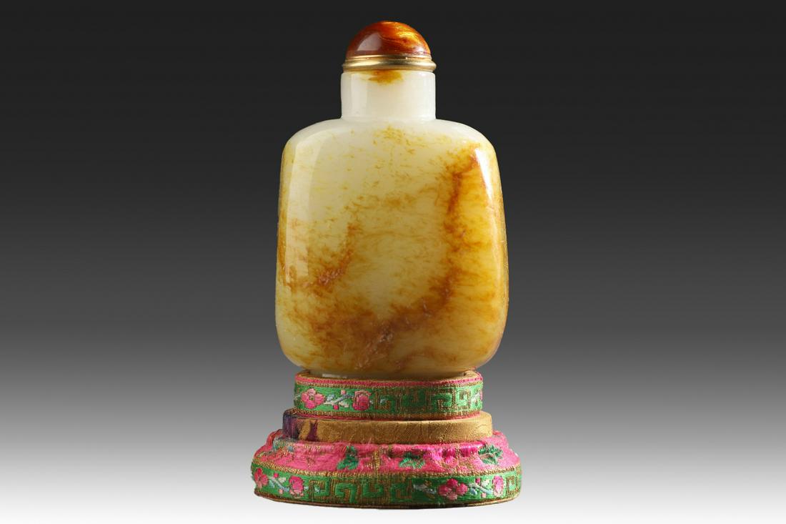 Hetian jade snuff bottle (1 of 9)