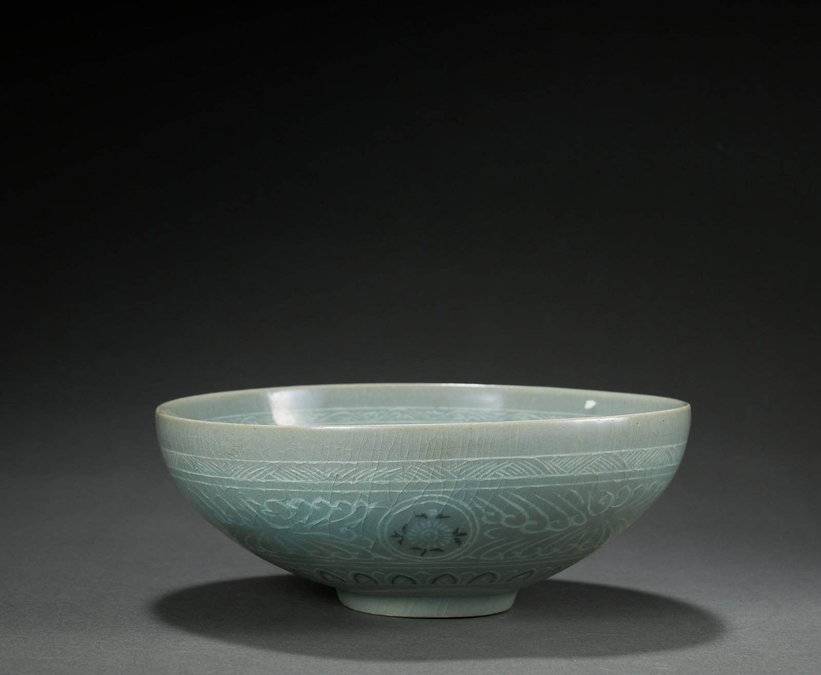 KOREAN PORCELAIN BOWL: Height 7.5cm, diameter 19 cm