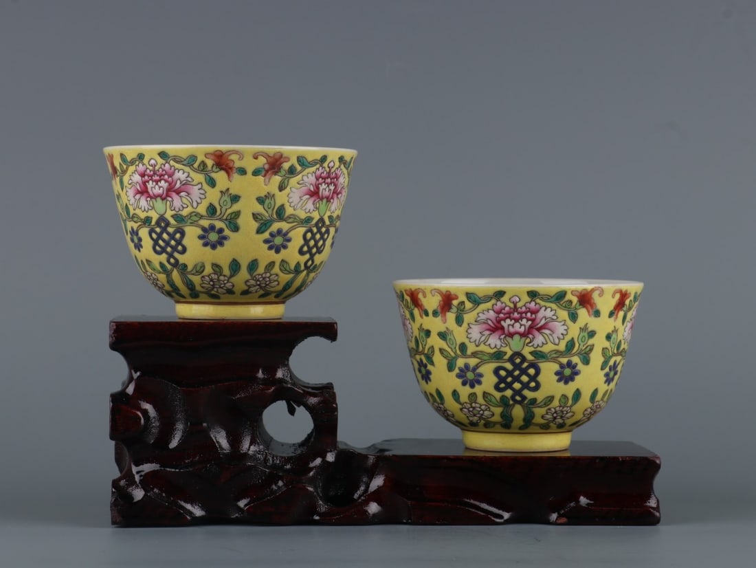 A PAIR OF YELLOW GROUND PASTEL FLOWER PATTERN CUPS,QING: H.30.5CM
