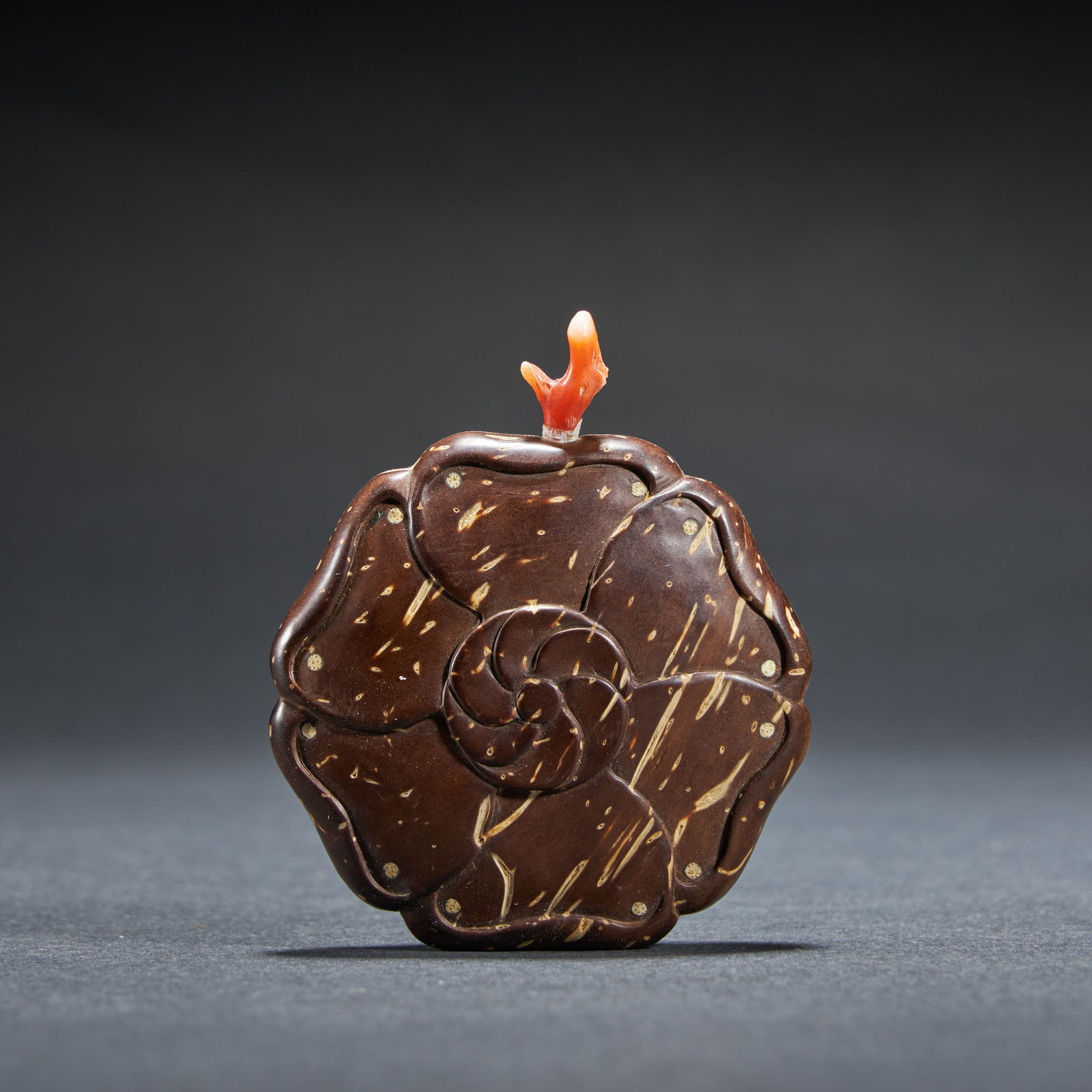 QING DYNASTY PALACE LEAF SHELL SNUFF BOTTLE (1 of 6)