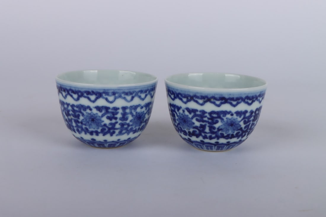 A PAIR OF BLUE AND WHITE TWINED FLOWER CUPS (1 of 8)