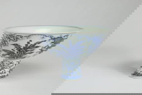 BLUE AND WHITE TALL FOOTED BOWL: HEIGHT 18CM, WIDTH 16CM