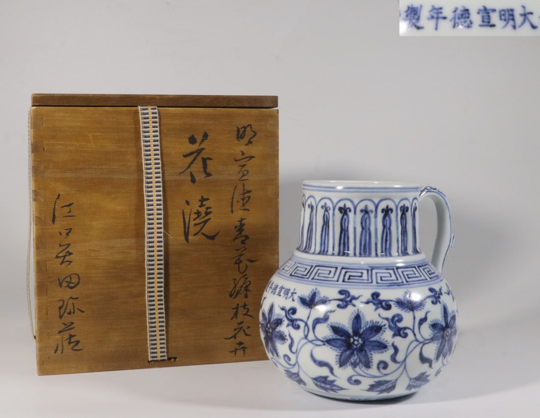 MING XUANDE BLUE AND WHITE FLORAL PATTERNED TEAPOT (1 of 9)