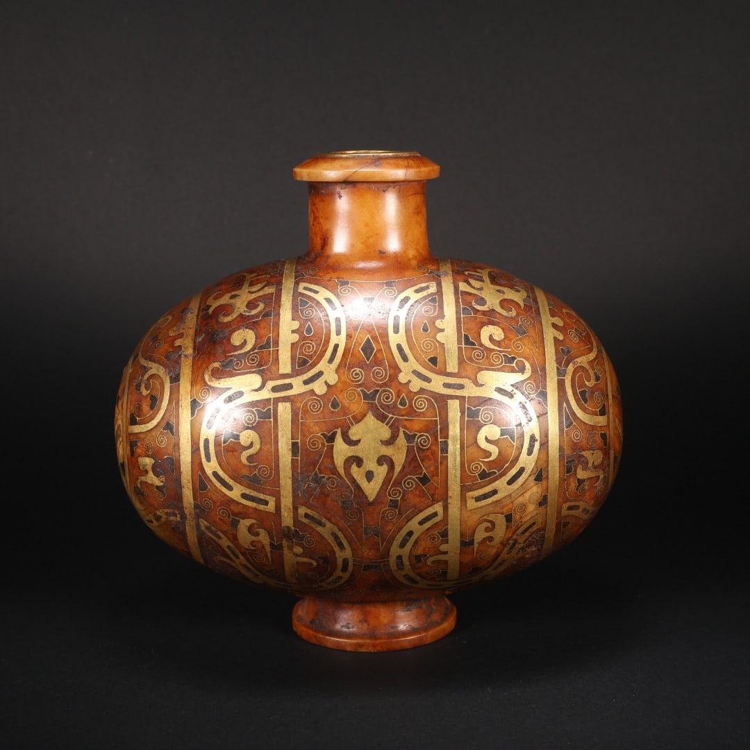 HETIAN JADE GOLD-INLAID AND GEMSTONE-SET FLAT FLASK: Length 17.8 cm, width 11.6 cm, height 17 cm, weight 2112 g
