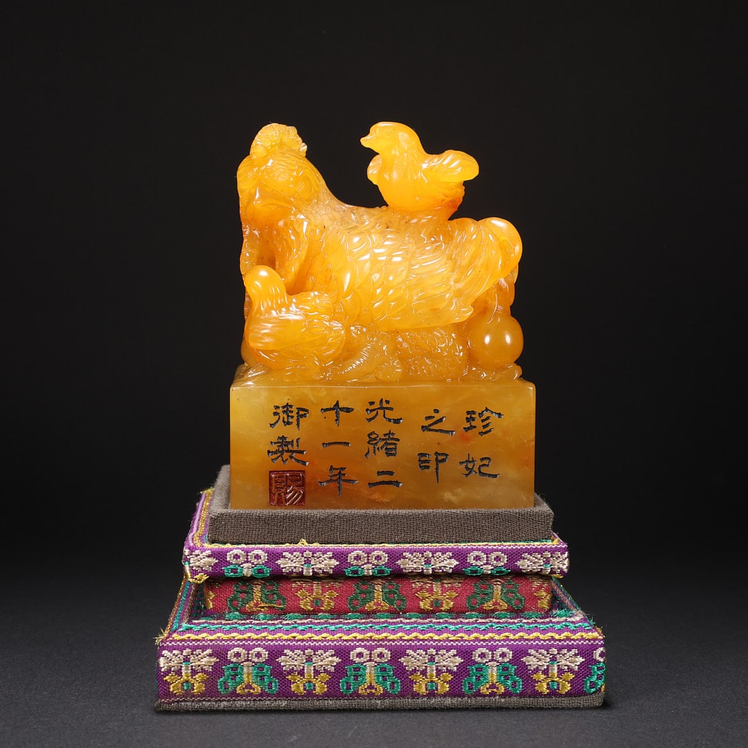 A HEN WITH CHICKS MADE OF SHOUSHAN AND TIANHUANG STONE: Length 6.6 cm, Width 6.6 cm, Height 8.8 cm, Weight 606 g