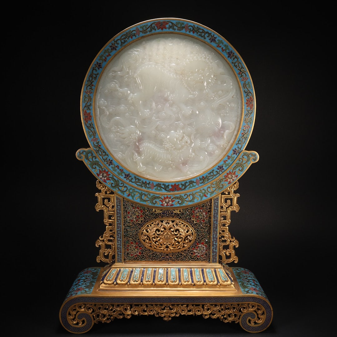 A CLOISONNÉ SCREEN MADE OF HETIAN JADE WITH GILT BRONZE AND INSCRIPTION OF POEMS AND TWO LIONS: Length 31.1 cm, Width 9 cm, Height 45 cm, Weight 3399 g