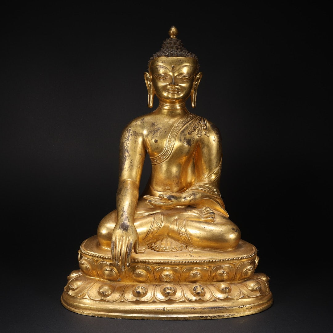 GILT BRONZE TIBETAN-STYLE SHAKYAMUNI BUDDHA STATUE: Length 22.2 cm, width 16.8 cm, height 30 cm, weight 5297 g