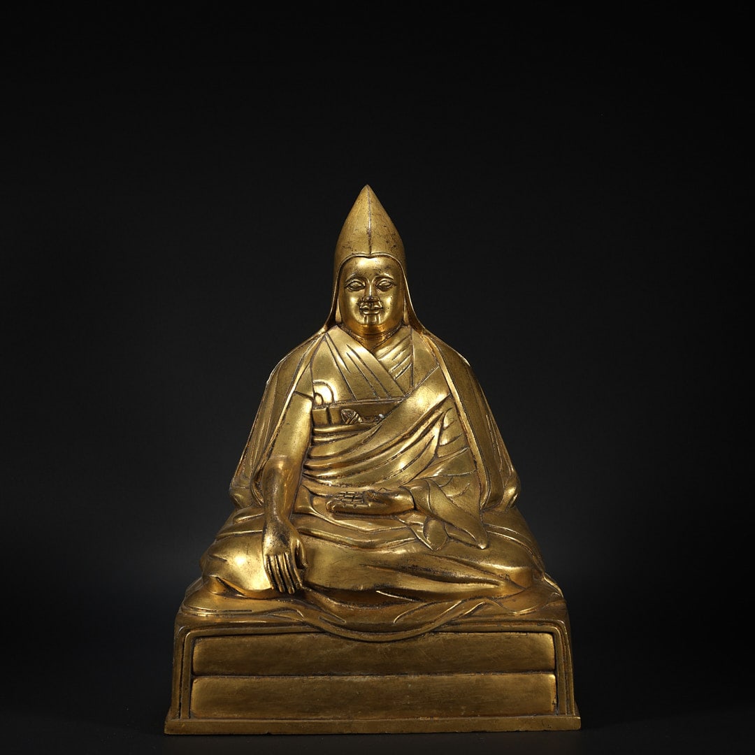 GILT BRONZE GURU-CLAD MEDITATION BUDDHA STATUE: Length 25.7 cm, width 19.6 cm, height 35 cm, weight 8578 g