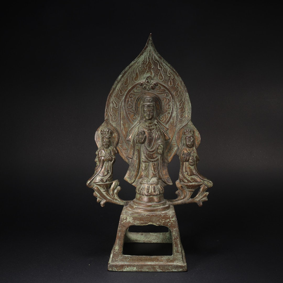 BRONZE THREE-BUDDHA STATUE WITH FLAMING HALO: 17.8 cm long, 9.7 cm wide, 31 cm high, weighing 1803 g