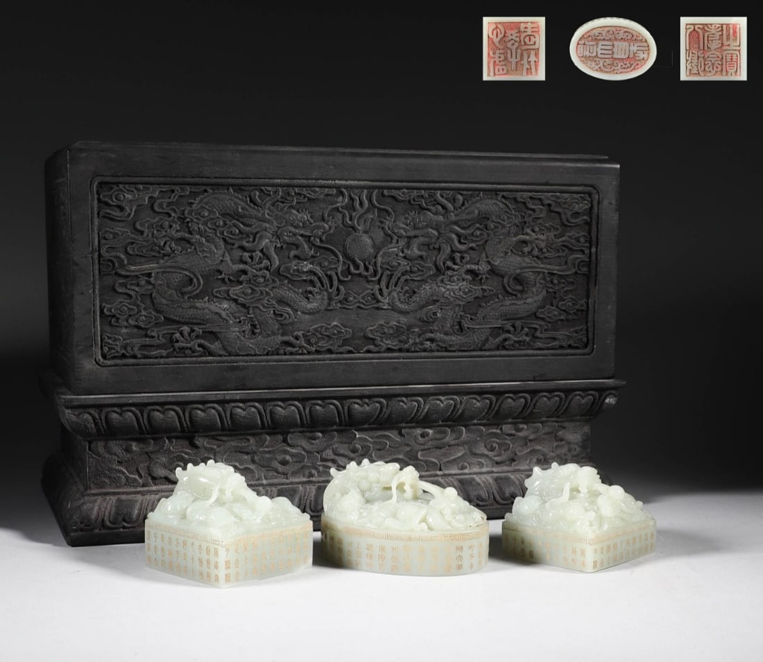 A SET OF THREE HETIAN WHITE JADE DRAGON SEALS INSIDE A WOODEN BOX WITH LID, NO. A1673: Left seal: 4.9 cm long, 4.8 cm wide, 4.2 cm high, weighing 207 g. Sizes vary.