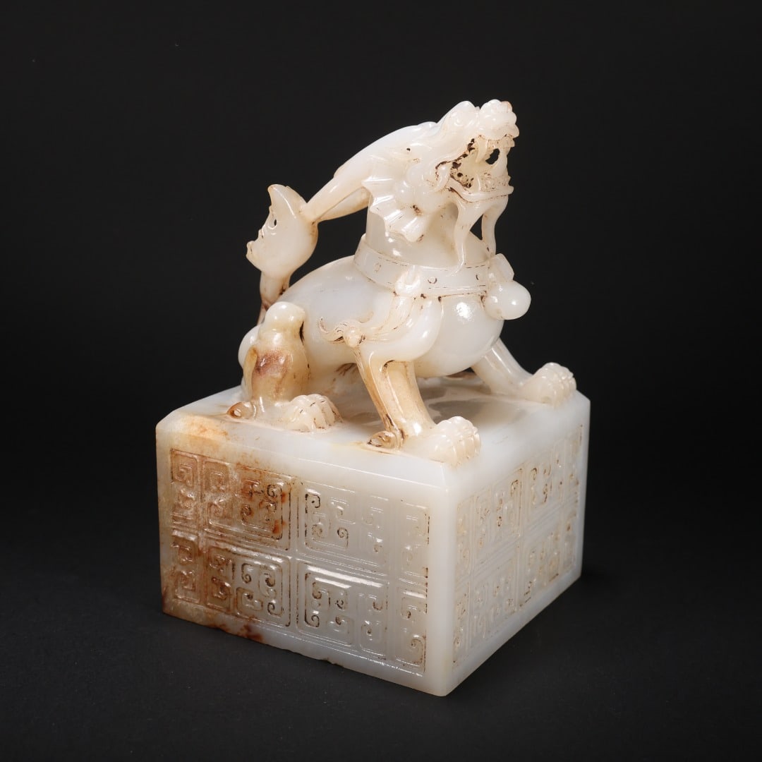 HETIAN JADE AUSPICIOUS BEAST BUTTON SEAL: Length 8.6 cm, width 8.5 cm, height 13.7 cm, weight 1475 g