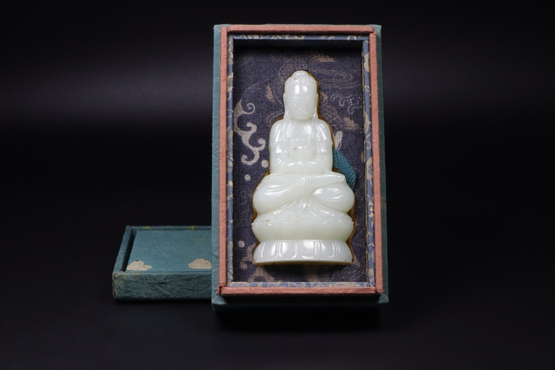 HETIAN JADE LOTUS-SHAPED GUANYIN STATUE: Box length 16.0 cm, width 9.6 cm, thickness 6.2 cm, total weight 588.7 g