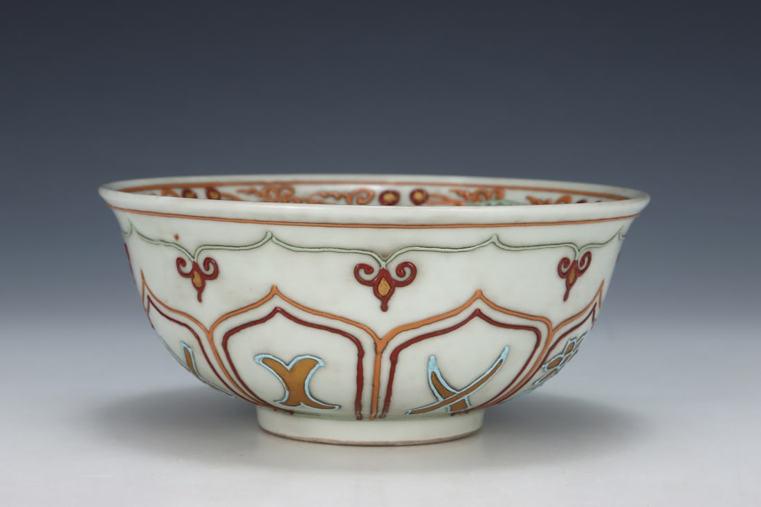 A YUAN DYNASTY EGG-WHITE GLAZE POLYCHROME BOWL WITH INLAID GOLD DECORATION.: Dimensions: Height: 7.1 cm, Belly Diameter: 16 cm