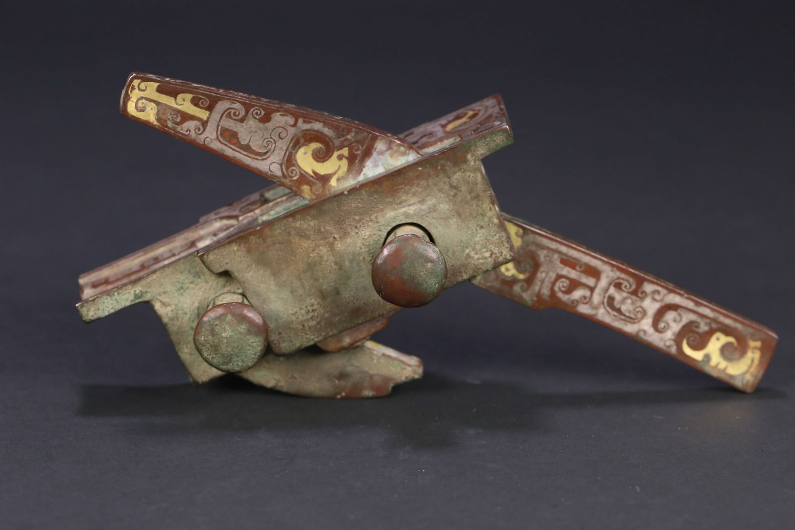 HAN DYNASTY, GILT AND SILVER INLAID CROSSBOW: Dimensions: 11*14.5*5.6 cm, Weight: 608.8 g