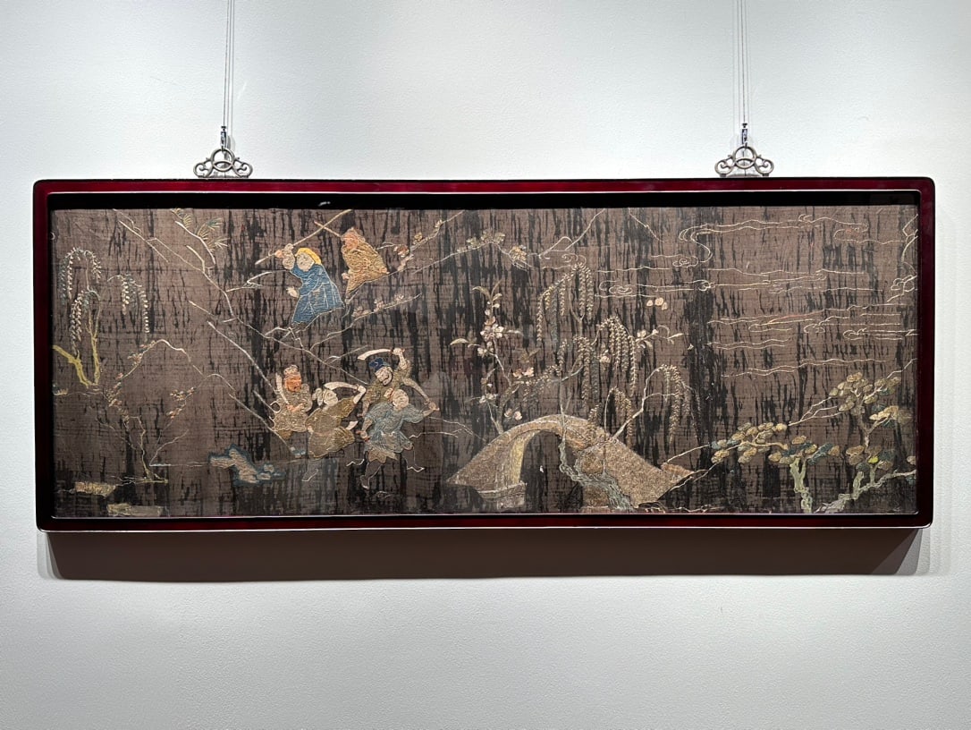 EARLY QING DYNASTY, SUZHOU EMBROIDERY MASTERPIECE "WATER MARGIN": Dimensions: 145*57 cm